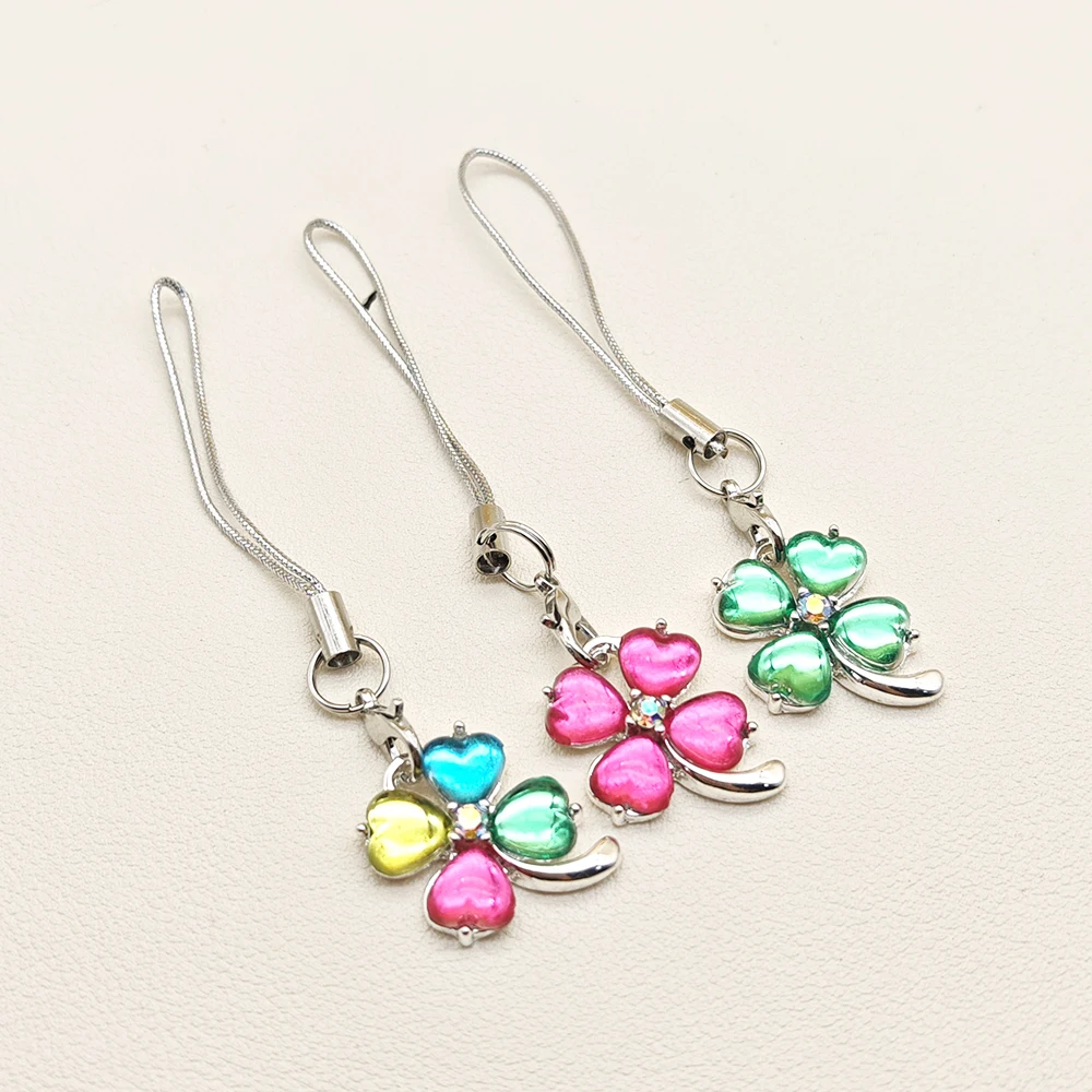 لطيف بلينغ محظوظ أربع أوراق الهاتف Charms قلادة المفاتيح الحال بالنسبة iP 14 Airpods الحلو Y2K الوردي الأخضر Ins كوريا اليابان اكسسوارات