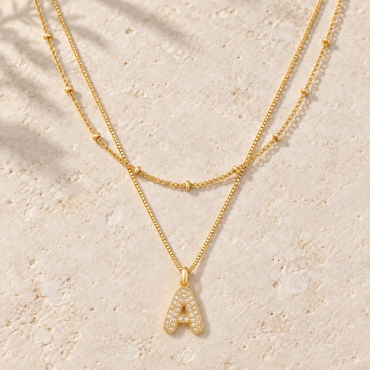 Vergoldete Buchstaben-Halskette für Damen und Herren, Initialen-Anhänger mit Zirkonia-Perlen, mehrlagiger Schmuck, Geschenk, modisches Accessoire, Geschenkidee. – Detail 6
