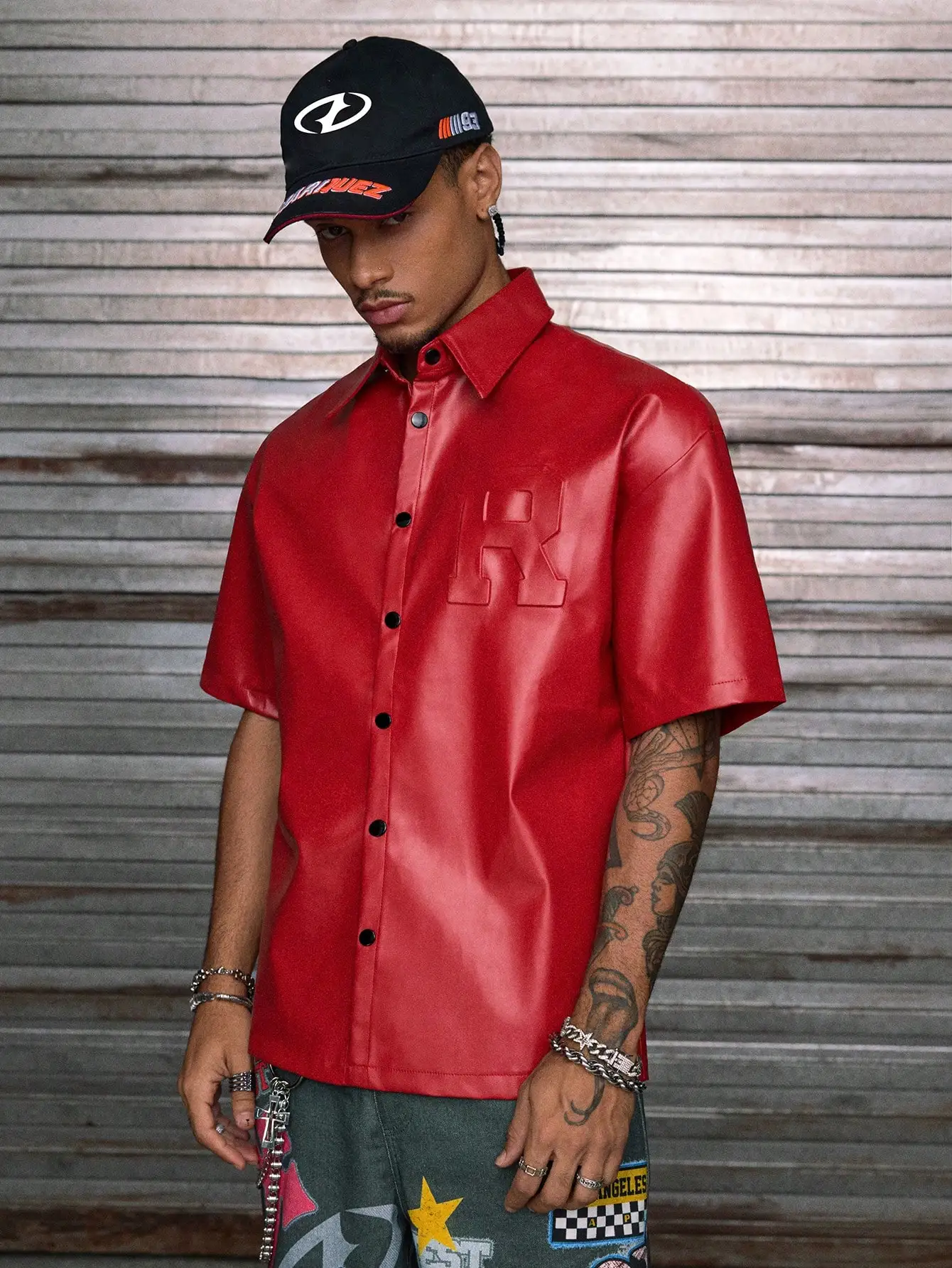 

Мужская красная рубашка из искусственной кожи с коротким рукавом, на пуговицах, с тисненым буквенным принтом