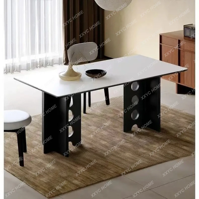 

Простой обеденный стол из массива дерева с белой столешницей для небольшой квартиры, прямоугольный, для домашнего использования.