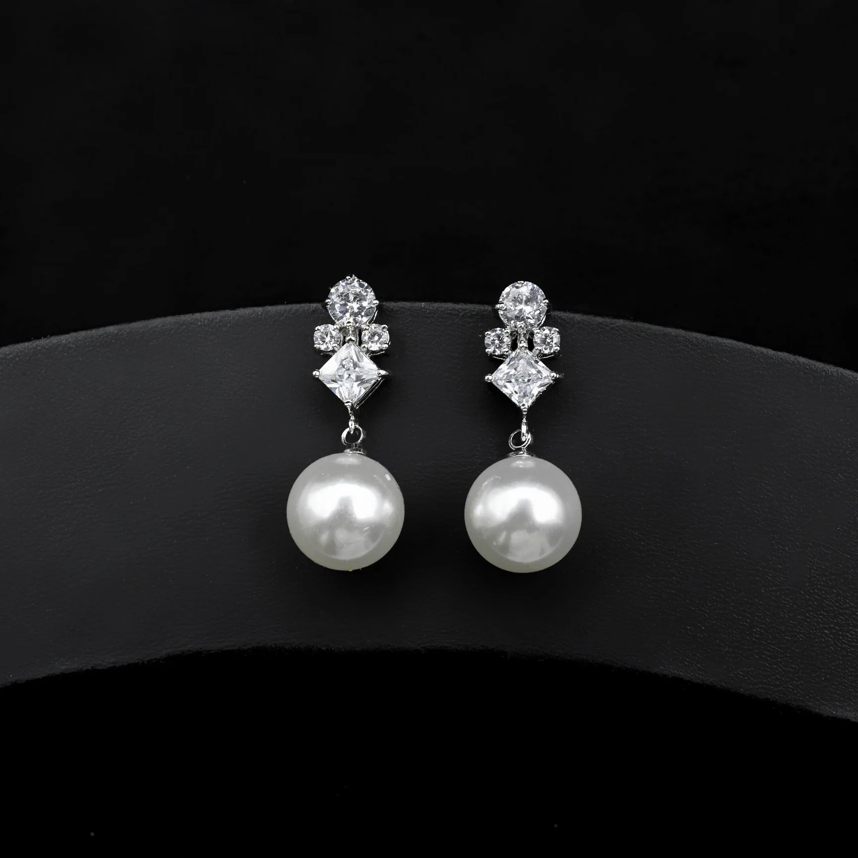 Pendientes simples de moda para mujer, versión coreana popular de Japón y Corea del Sur, pendientes de perlas ins, fabricantes de joyas, enviar una torta