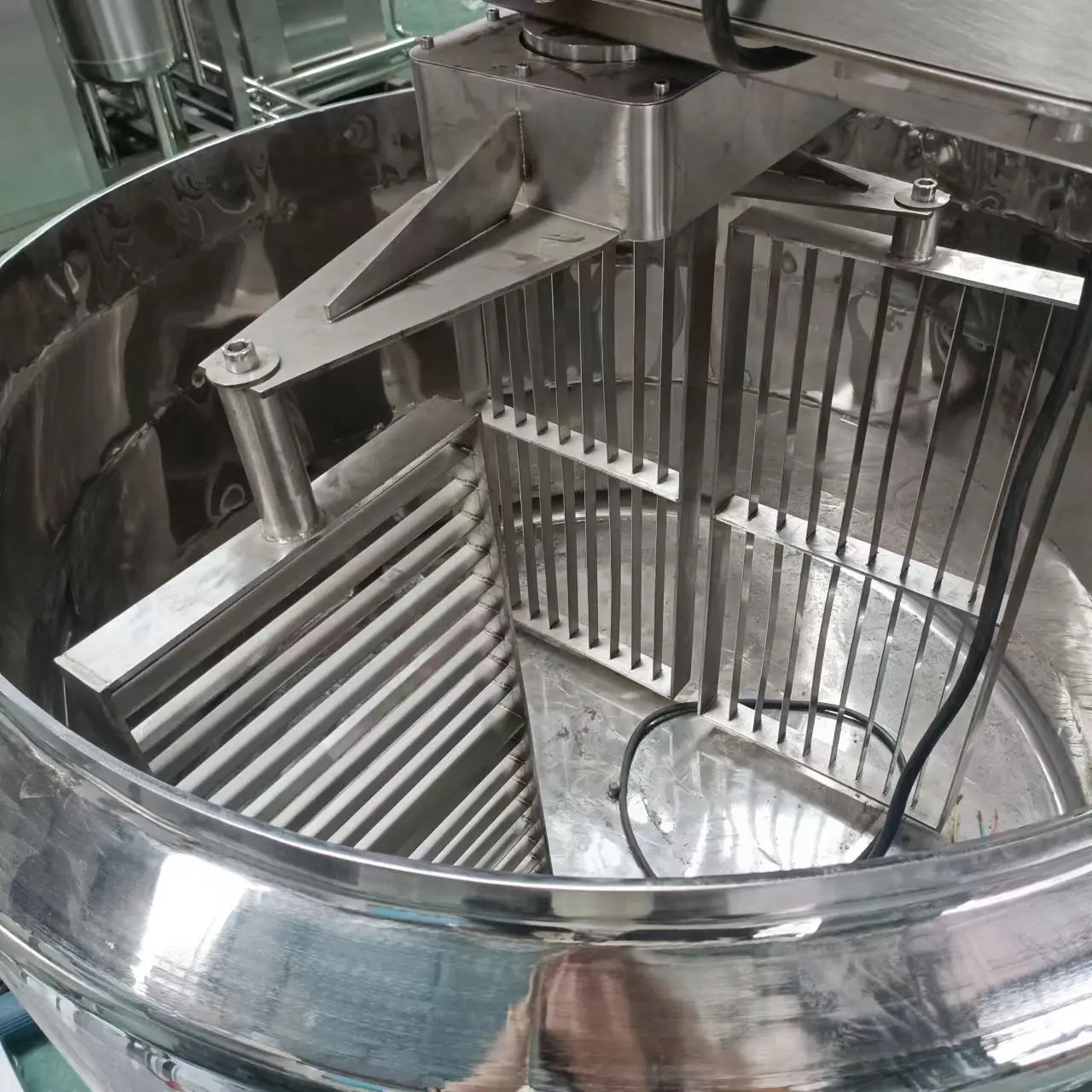 Small Automatic Cheese Process Tank Mozzarella Cheese Making Machine for Small Dairy Plant Jacketed Cheese Vat with Agitator view 2