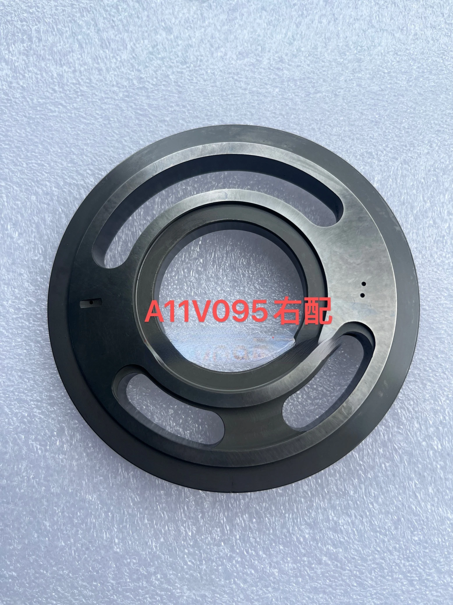 Hydraulic pump oil distribution disc