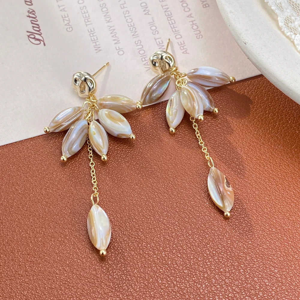 Natural Fritillary bead fringed earrings are fashionable and simple, unique in personality, and long and thin earrings.