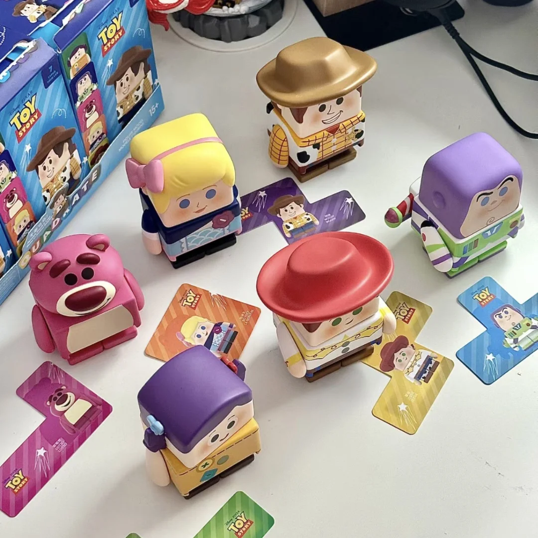 Disney Blind Box Pixar encantador Oso de fresa, regalos para niños y niñas, modelo de estatuilla de Anime, adornos de escritorio