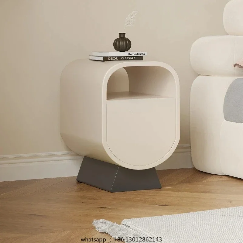 

Минималистичный дизайн небольшой квартиры, персонализированная узкая прикроватная тумбочка, простая и современная.