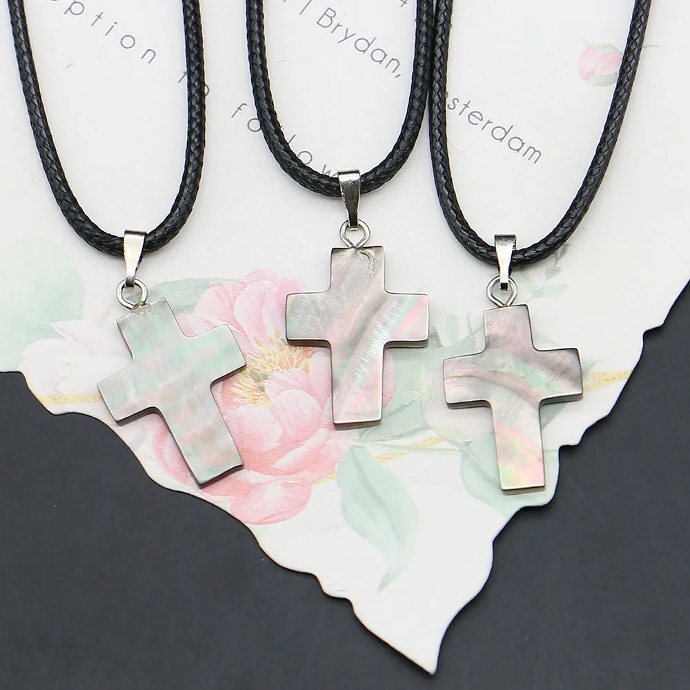 Pendenti classici di conchiglia nera naturale a forma di croce 14x24mm Ciondoli di conchiglia di acqua di mare Collana fai da te Orecchini Componenti di gioielli 3 pezzi / pacco