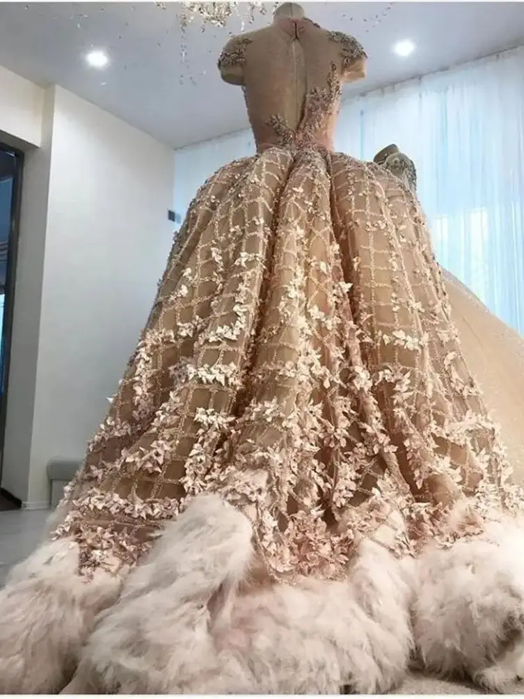 Kryształowe Futra Różowe Sukienki na Bal Maturalny Saudyjsko-Arabskie Kwiaty 3D Aplikacje Wysoki Dekolt Krótkie Rękawki Suknie Wieczorowe z Odpinanym Trenem