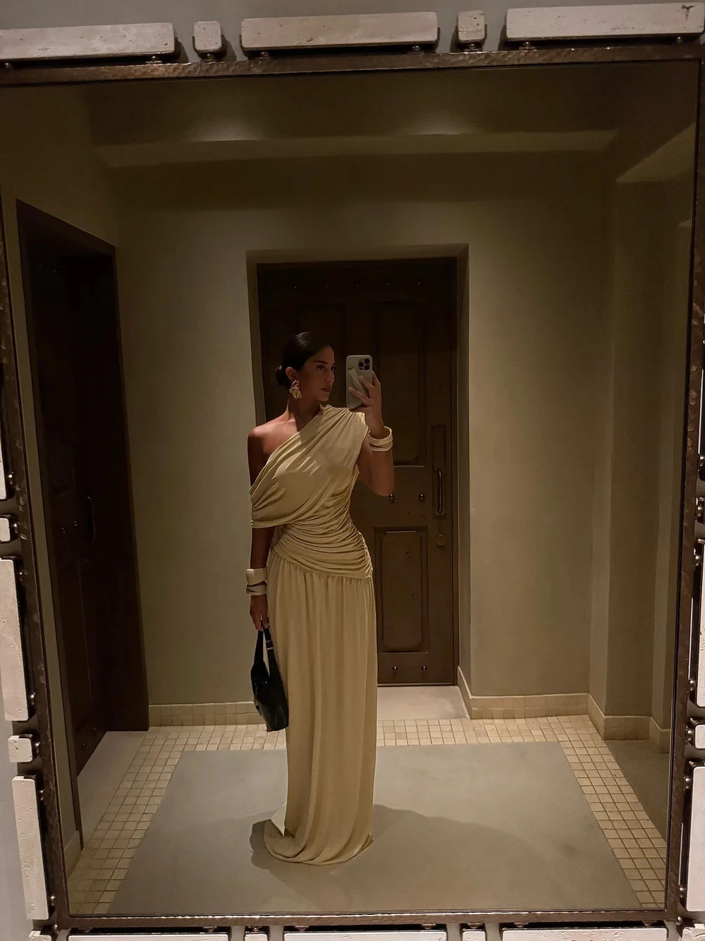 فستان سهرة طويل كريمي ناعم خط عنق غير متماثل مخصص مستقيم مطوي فستان حفلات عباية حديثة ملابس كوكتيل