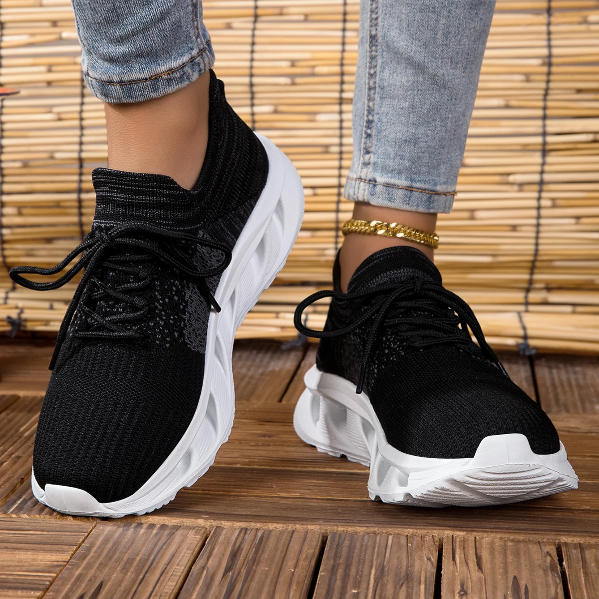 Herren Sneaker aus atmungsaktivem Fly-Knit Netzstoff, Klingen-Sohle für ermüdungsfreies Stehen, vielseitige Freizeitschuhe für den Arbeitsweg – Detail 4