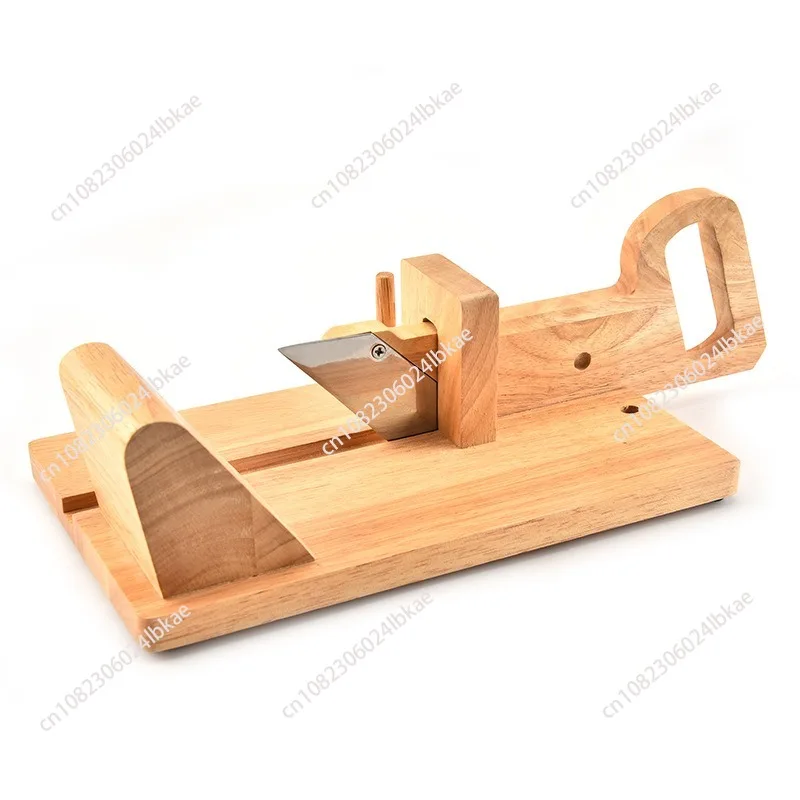 

Дубовая двухтактная хот-дог нарезанная нарезка мяса, нарезка деревянных колбас, ручная нарезка ветчины