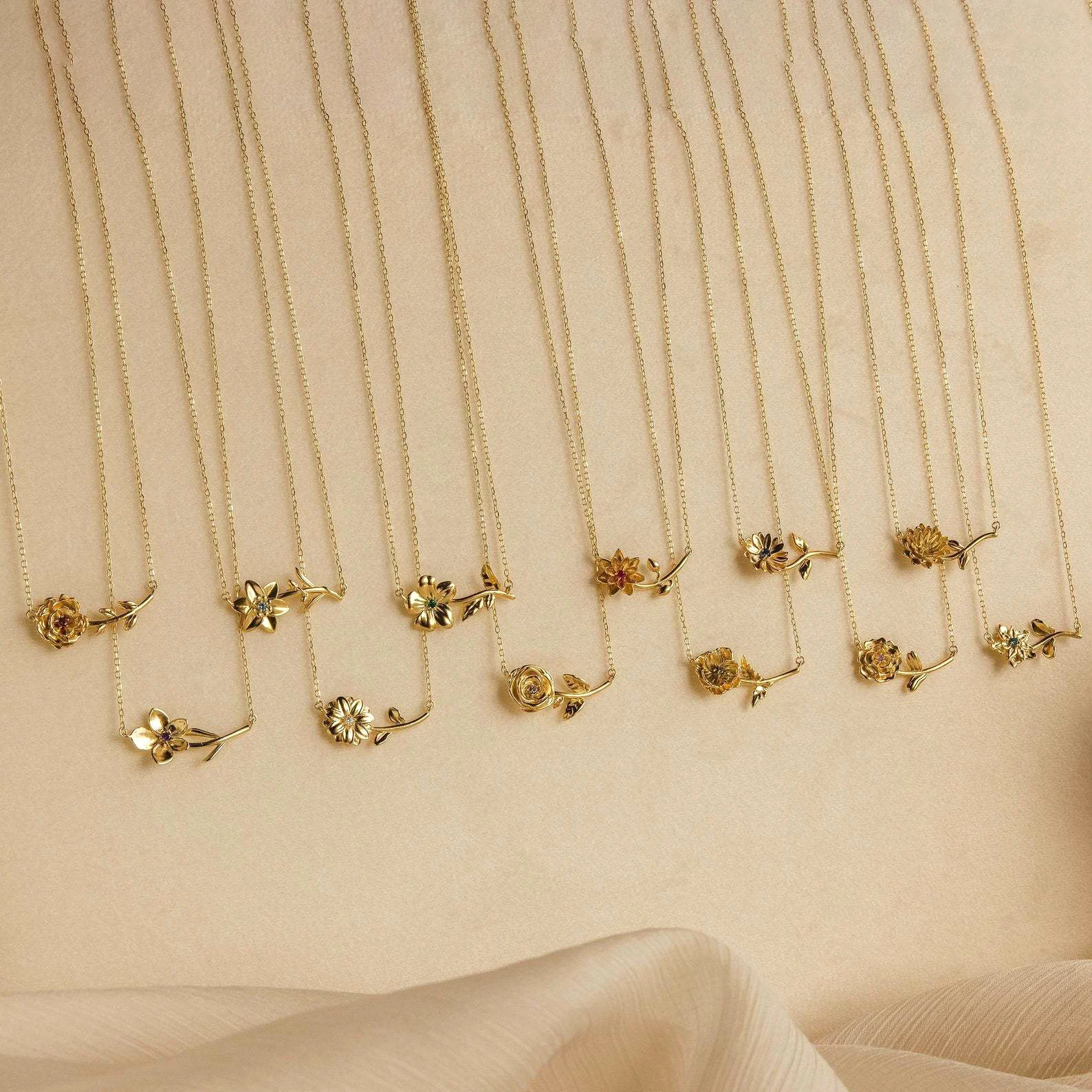 

Dainty 12 Months Birth Flower Pendant Necklace for Women Daily Wear Birthday Jewelry Gifts Floral Charm Clavicle Chain