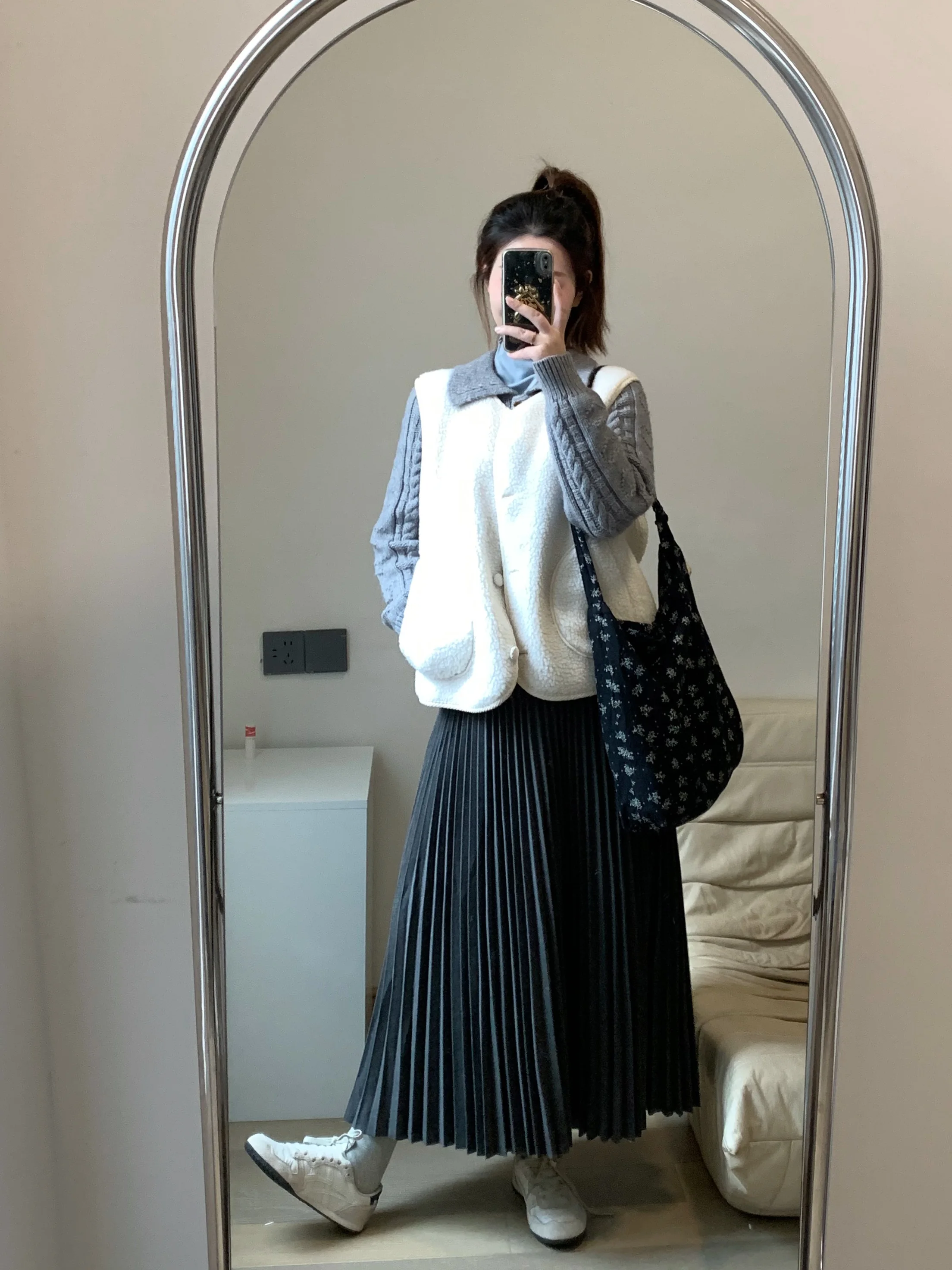 

Теплый уютный жилет из овечьей шерсти для женщин, новая зимняя модель, свободный крой, универсальный, плюшевый, верхняя одежда, однотонный, для повседневной носки