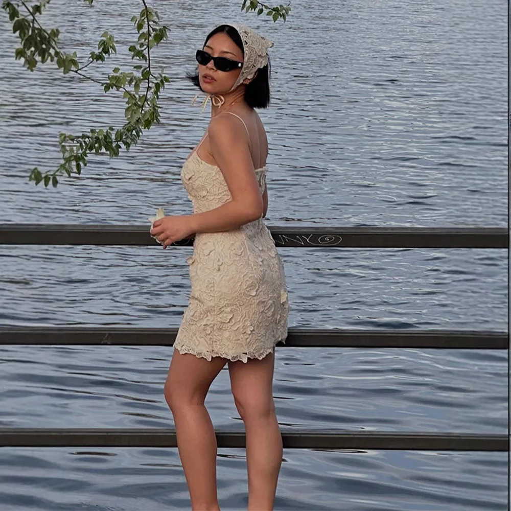 ชุดเดรสสตรีแฟชั่นกลวงออกเดรสสายสั้นลายดอกไม้ถักชุดเดรสแขวนดอกไม้ธรรมดาชุดเดรสสีขาวชุดราตรีหรูหรา