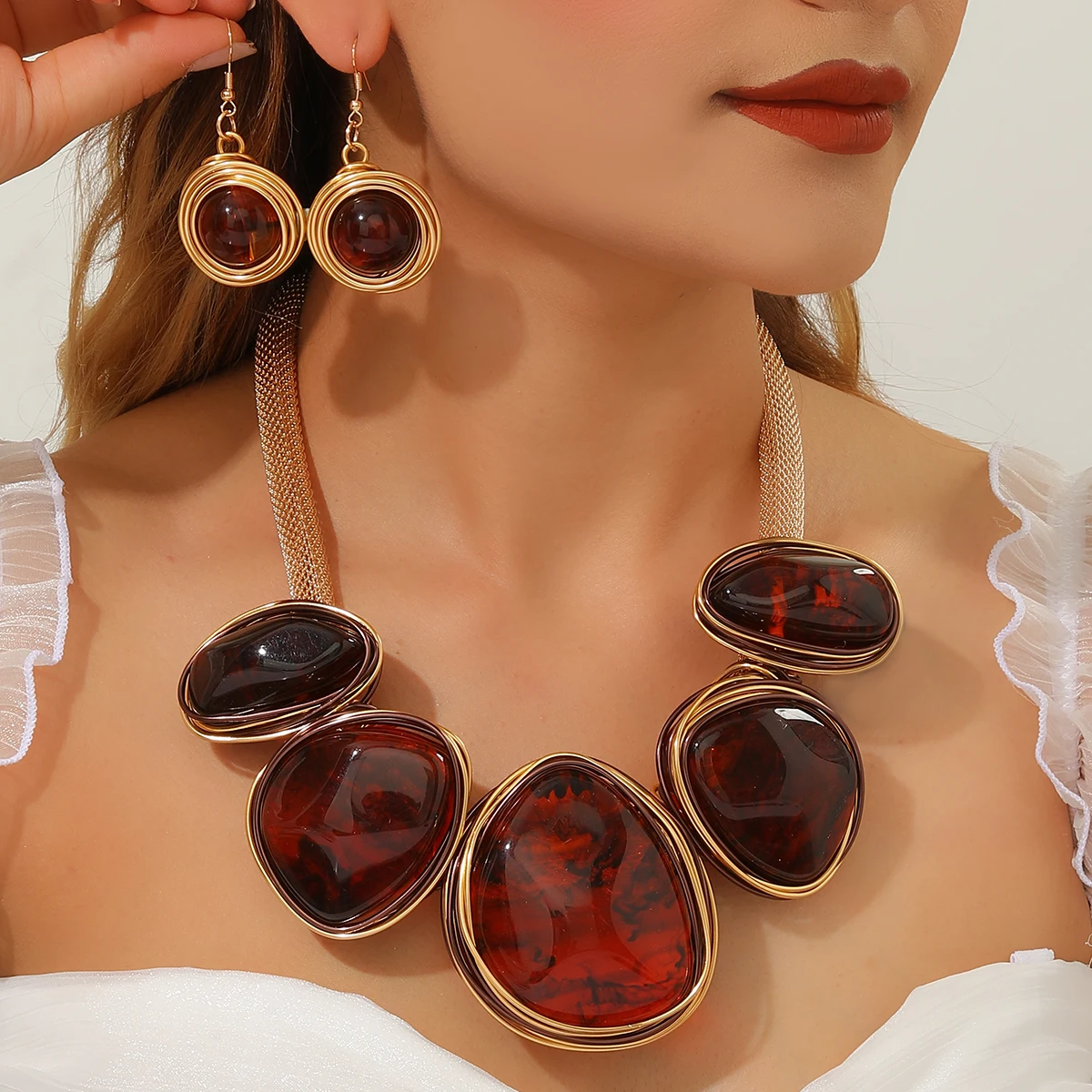 Trendiges, unregelmäßiges, geometrisches Harz-Edelstein-Schmuckset aus Aluminiumdraht, handgefertigt, Statement-Halskette, Ohrringe, Schmuckset für Damen, Party-Accessoires – Detail 7