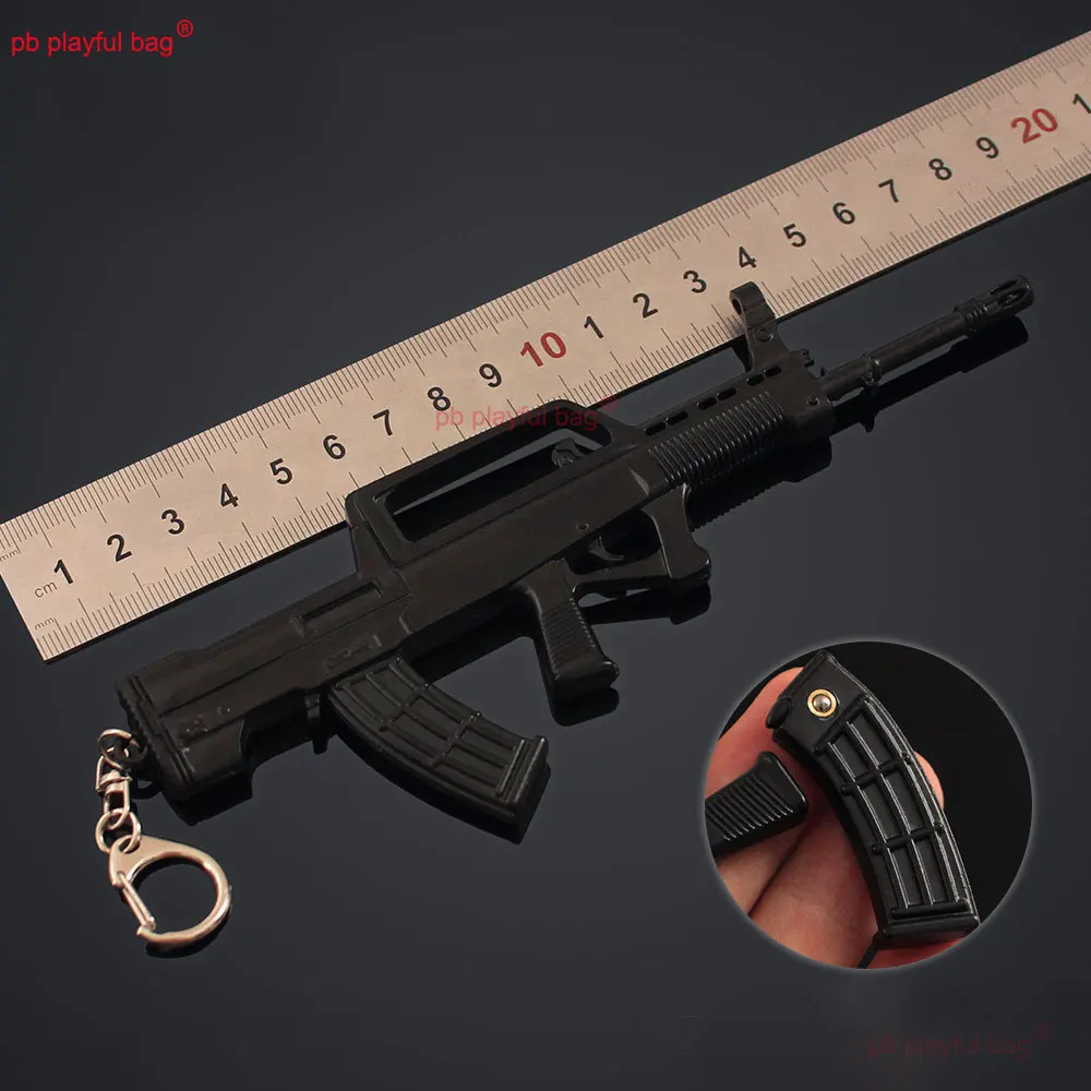 18cm 미니건 모델 QBZ-95 라이플 키체인 모델 게임 메탈 펜던트 액션 피규어 열쇠고리 장식 어린이 장난감 선물 ZG269