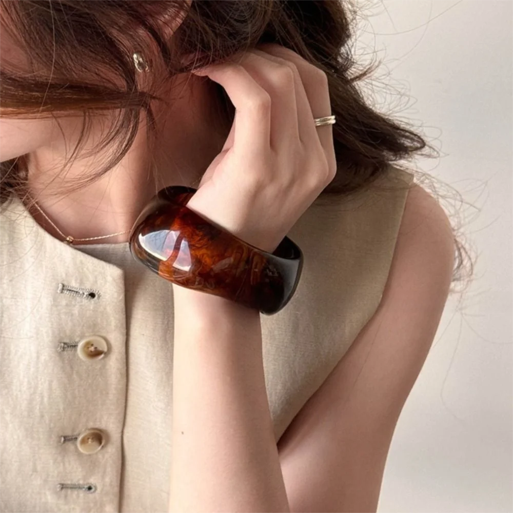 Acryl overdreven armband Open armband C-vorm Brede manchetarmbanden Brede stijl Vlekken Ontwerp Onregelmatige armband Vrijetijdskleding