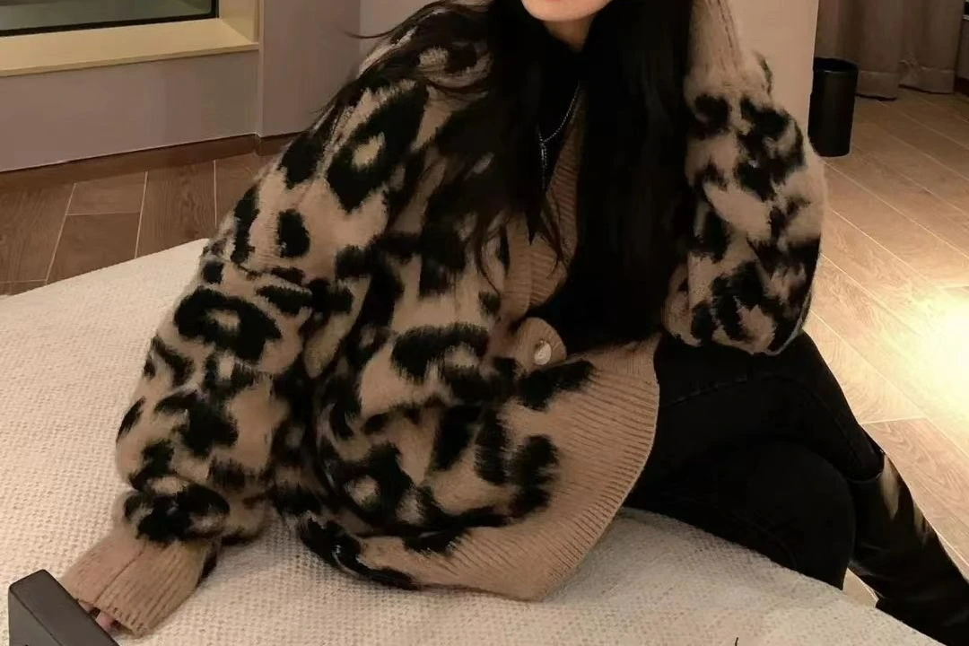 女性のロングヒョウ柄ニットセーター新しい秋冬ルーズファッションセーター V ネック長袖カーディガンコート