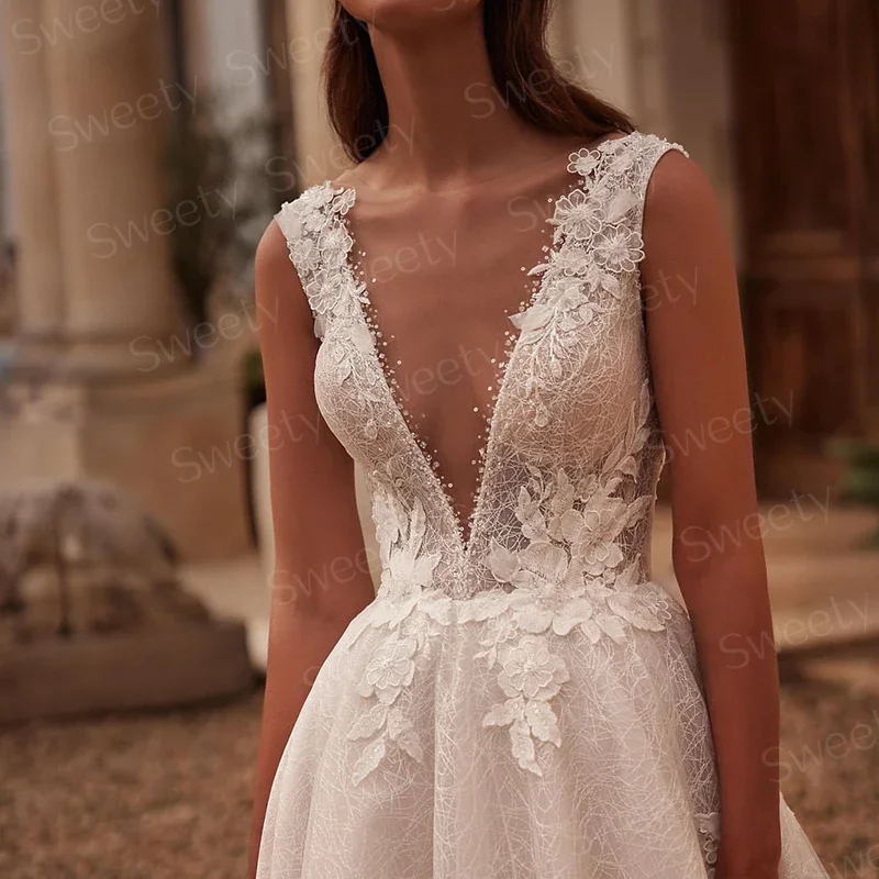 고급스러운 웨딩 드레스 자수 레이스와 A라인 바닥 길이 볼 가운 브이넥 민소매 버튼 베스티도 드 노비아 맞춤형