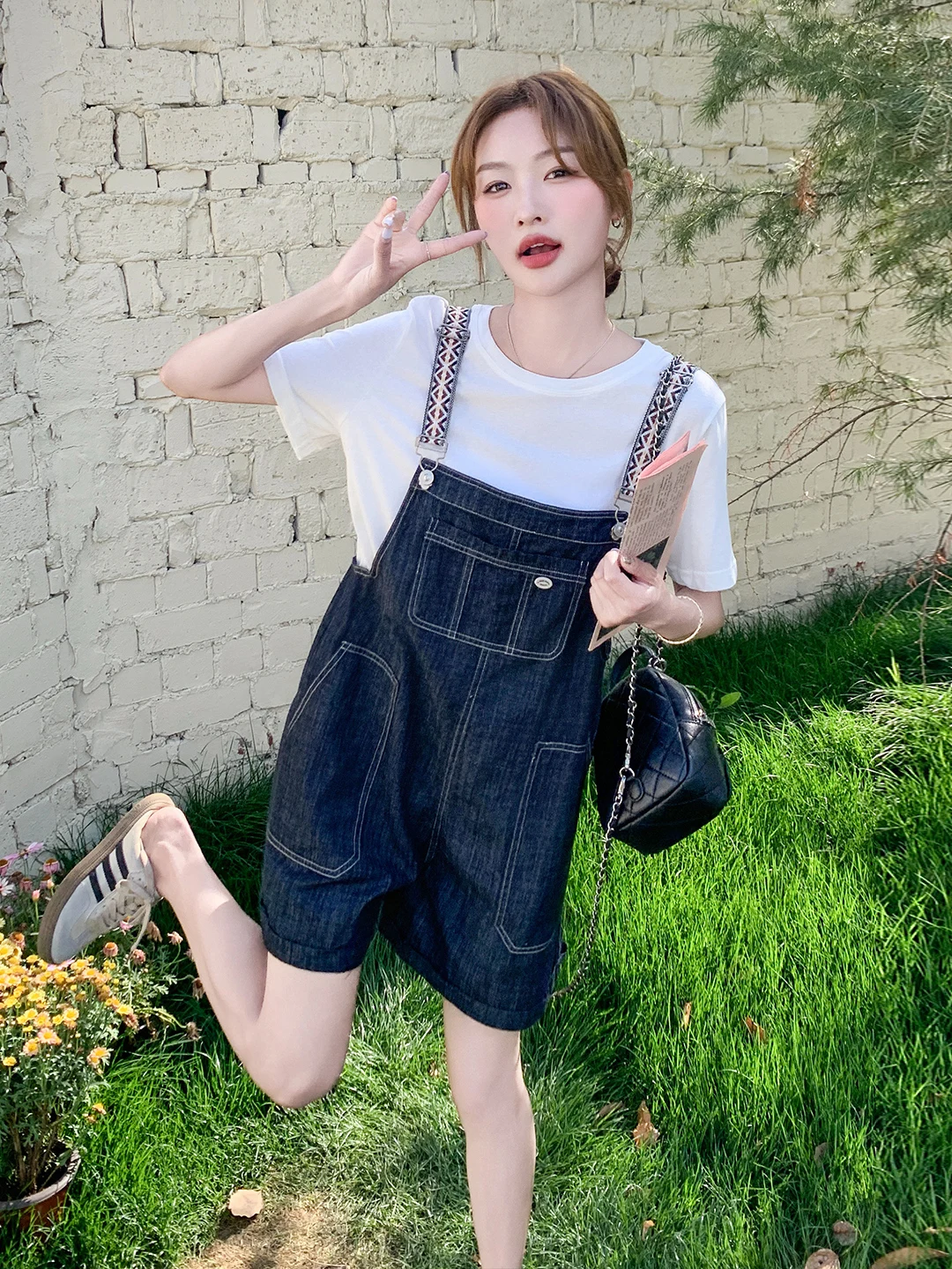 

Женский комплект футболок с темно-синими ремешками, новинка 2025, летний винтажный персональный комбинезон небольшого размера с широкими штанинами, моющийся ансамбль