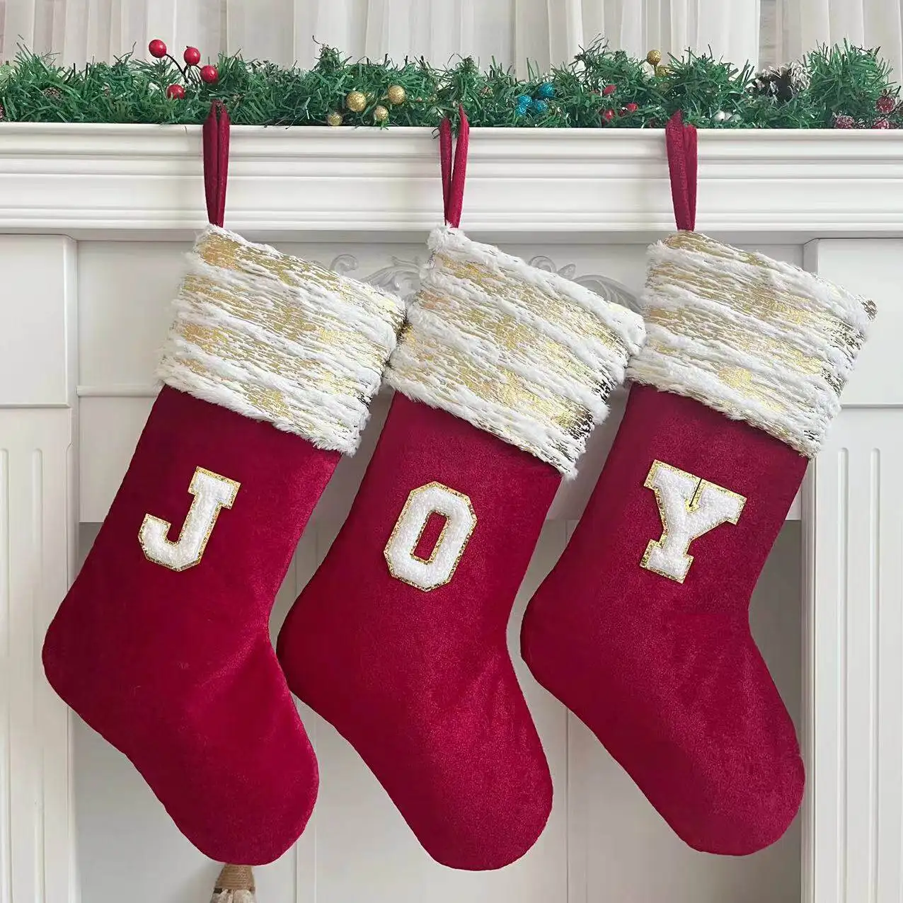 赤い26文字入りクリスマスストッキング、ギフトバッグ、クリスマスデコレーション、金箔加工のストライプ柄フランネルストッキング、クリスマスツリーペンダント