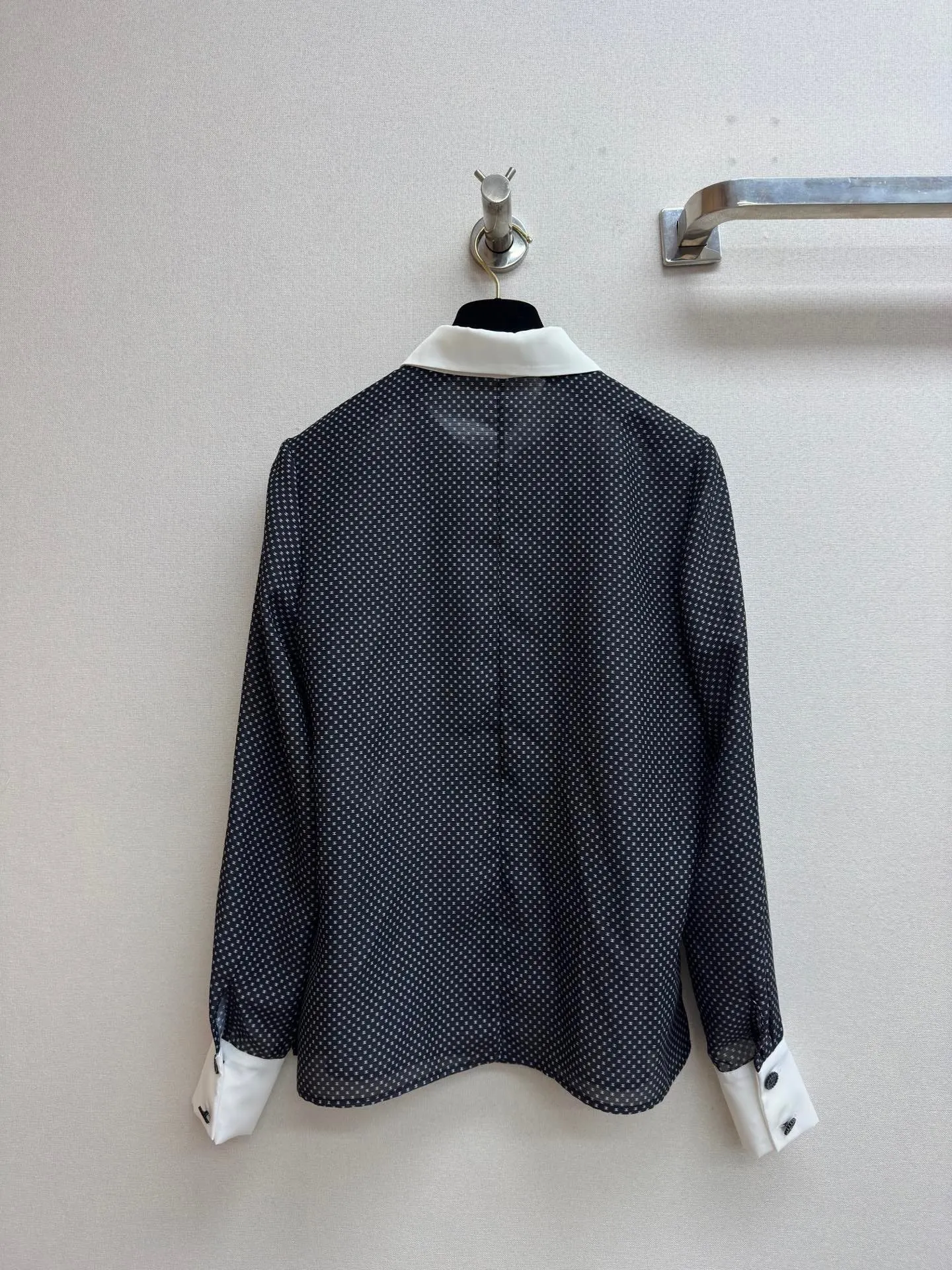 

24【New long-sleeved shirt shipped】CH 24B series hot style white collar classic black polka dot CC logo long-sleeved lapel shirt