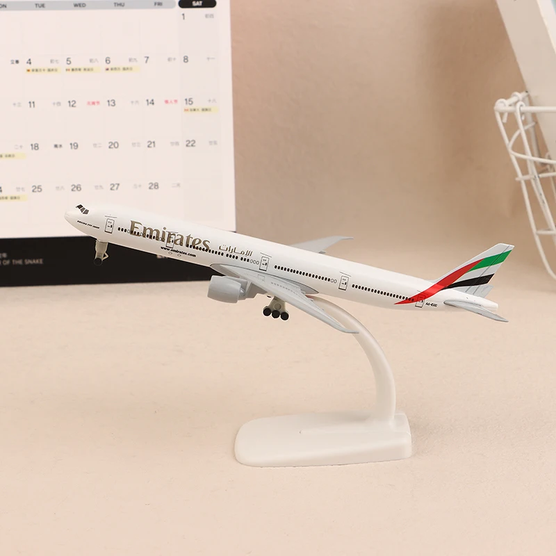20cm B777 Die-Cast Boeing 777 Model, UAE Emirates Airline Aircraft Ornament with Landing Gear.