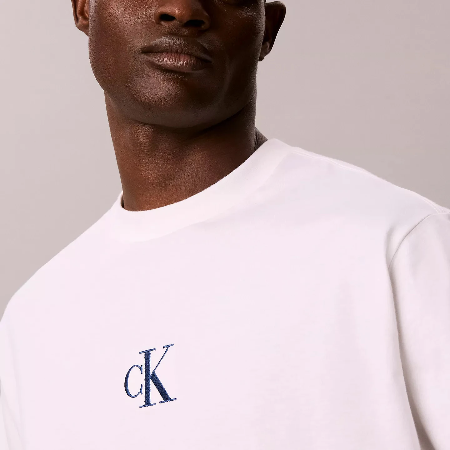 CK Herren Rundhals-Kurzarm-T-Shirt mit Brust-Stickerei, minimalistisches Design, klassisches Alltags-Freizeit-Oberteil für Männer – Detail 6