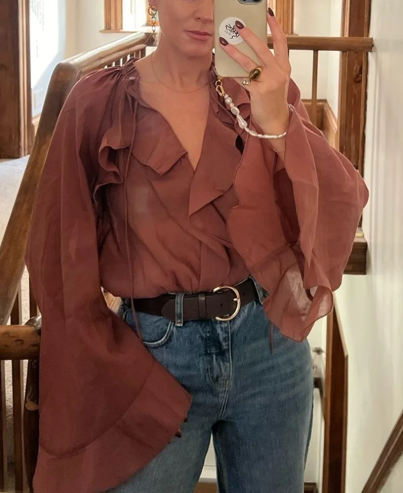 Französische Elegante Damen-Bluse in Staubigem Rosa mit Rüschen, Bindekragen, Ausgestellten Ärmeln, Langen Ärmeln, Locker Geschnitten, Übergroß, Sommerurlaub-Chic-Top – Detail 7