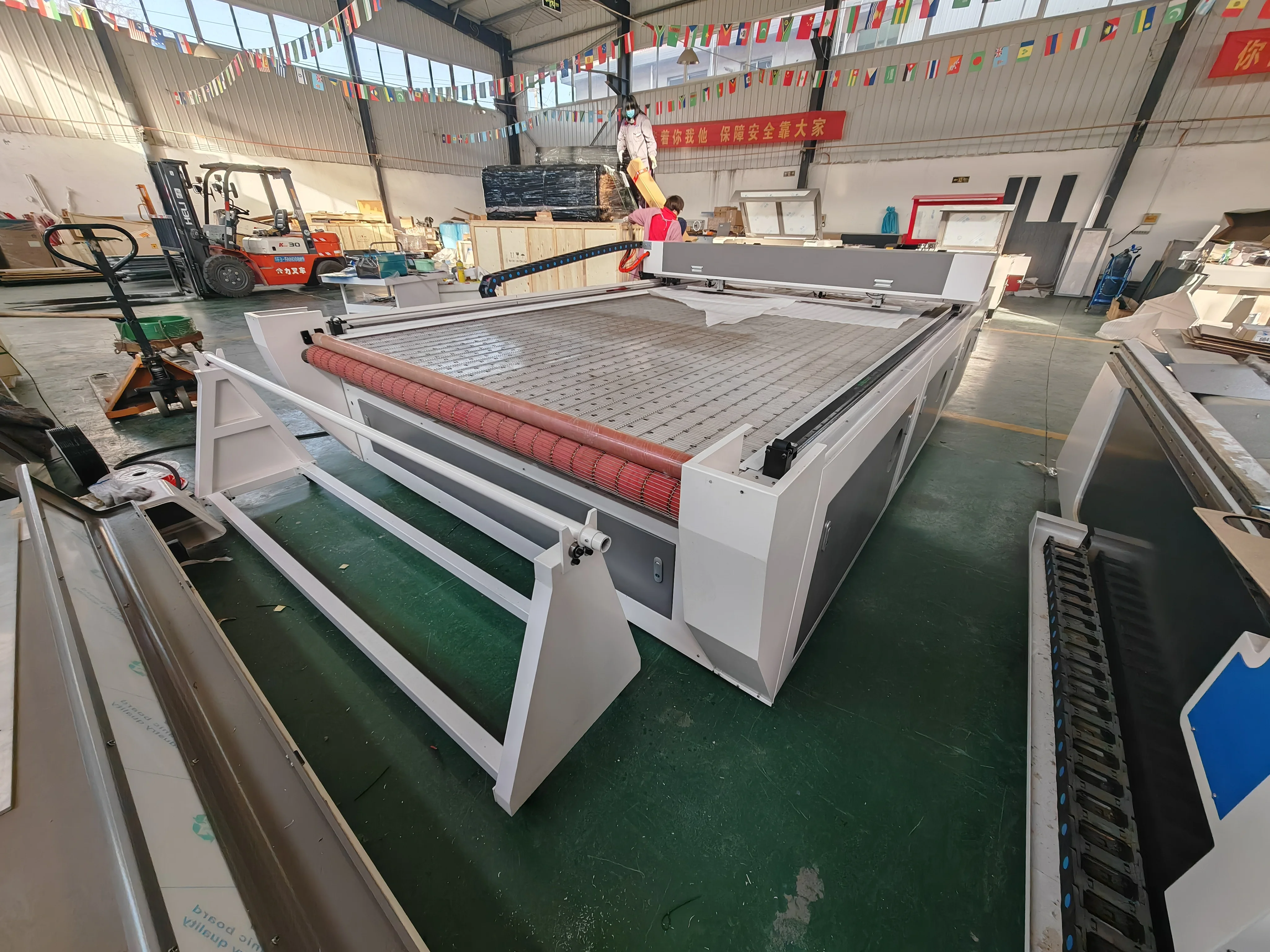 Fabbrica 1825 Roll to Roll Macchina per incisione con taglio laser per indumenti laser Co2 per tessuti con taglio automatico