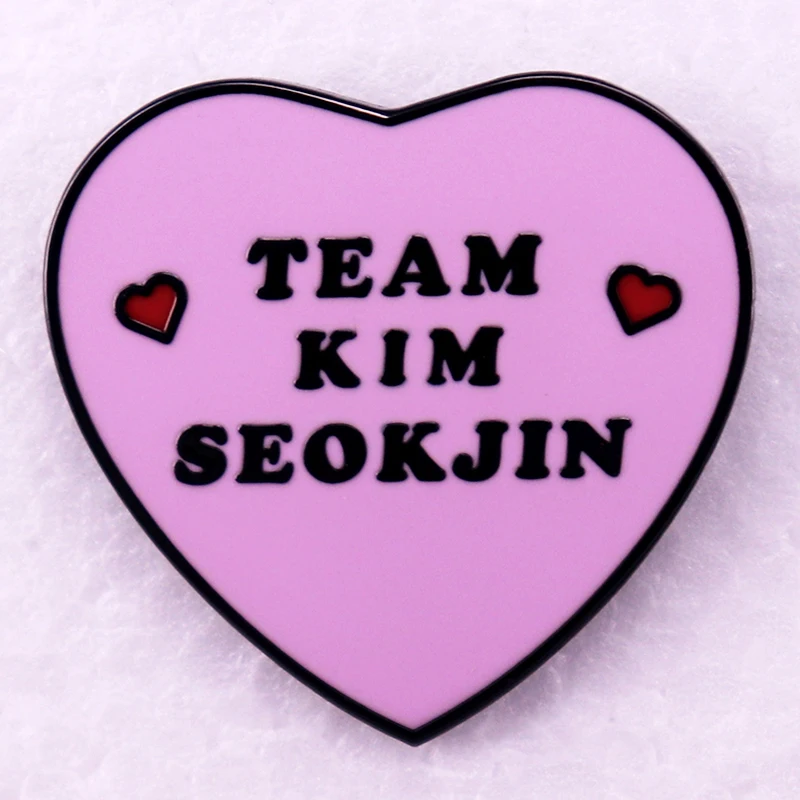 Pin de esmalte del equipo Kim Seokjin, broche de corazón rosa, accesorios de joyería, bolsa de chaqueta