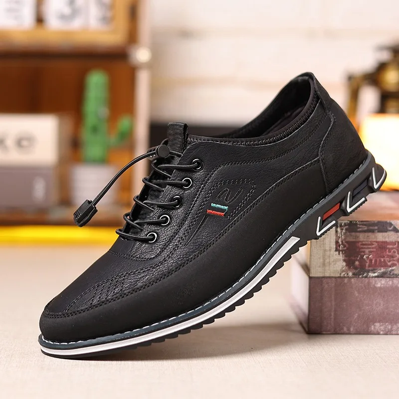 รองเท้ากีฬาใหม่ ฤดูใบไม้ผลิและฤดูใบไม้ร่วง ปี 2025 รองเท้าหนังลำลอง สวมใส่สบาย ทันสมัย สำหรับผู้ชาย