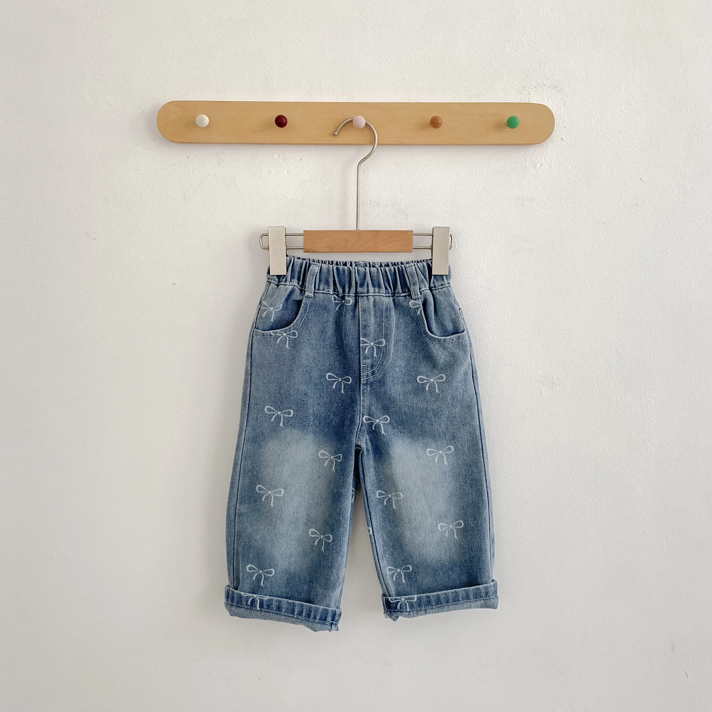 

Новая осенняя одежда для малышей 0–3 лет, с джинсовыми штанами с бантом и принтом для маленьких девочек, модная.