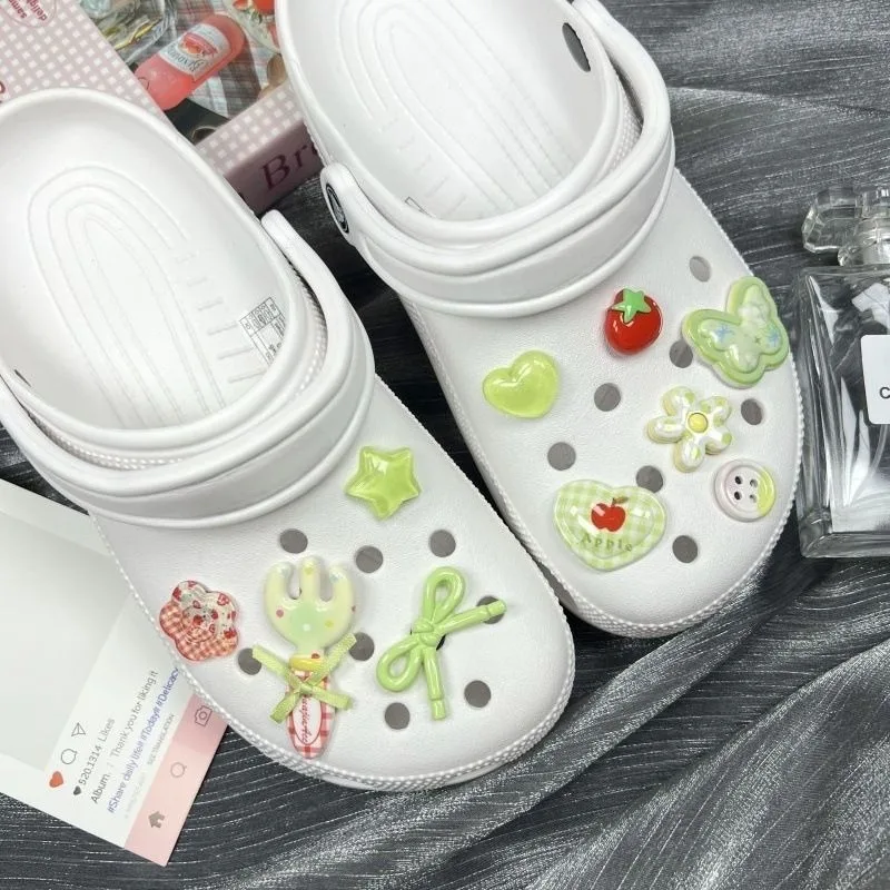 10 قطع من الأحذية الصيفية للفتيات على شكل فراشة حب جديدة قابلة للإزالة DIY إكسسوارات الديكور هدايا صغيرة لطيفة للفتيات