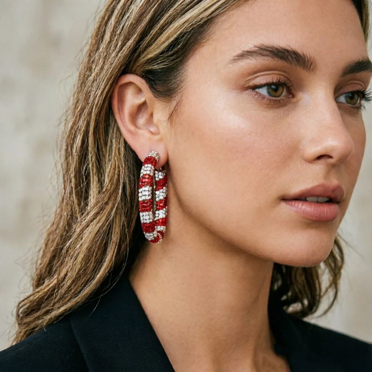 Weihnachtliche Vollrot-Weiß-Strass-Zuckerstangen-Creolen für Damen, Glänzende Gedrehte Streifen-Kreis-Ohrringe Schmuck – Detail 19