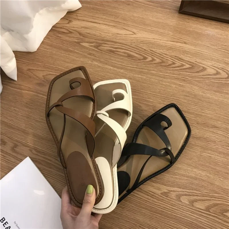 Sandalias de mujer novedad de verano 2024, versión coreana, chanclas con Clip dedos, moda para actividades al aire libre, Sandalias planas