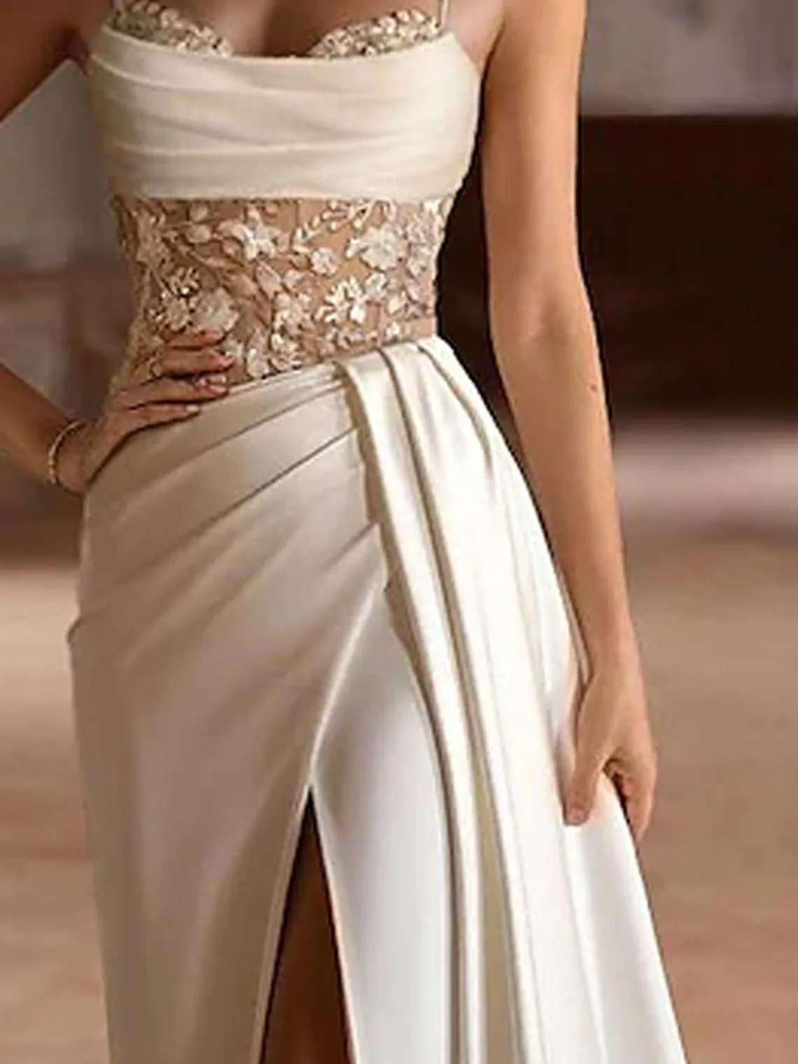 ロマンチックでセクシーなAラインのブライダルガウン、サテン、スパゲッティストラップ、コートトレイン、ノースリーブ、アップリケ、ハイ スリット、プリーツ、2025年、無料カスタマイズ