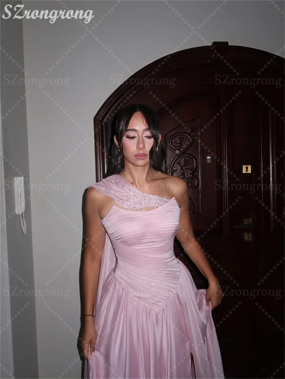 Robe de soirée formelle plissée à plusieurs niveaux, rose, sur mesure, sans bretelles, perlée, longueur au sol, dos nu, ligne a, robe de bal avec châle