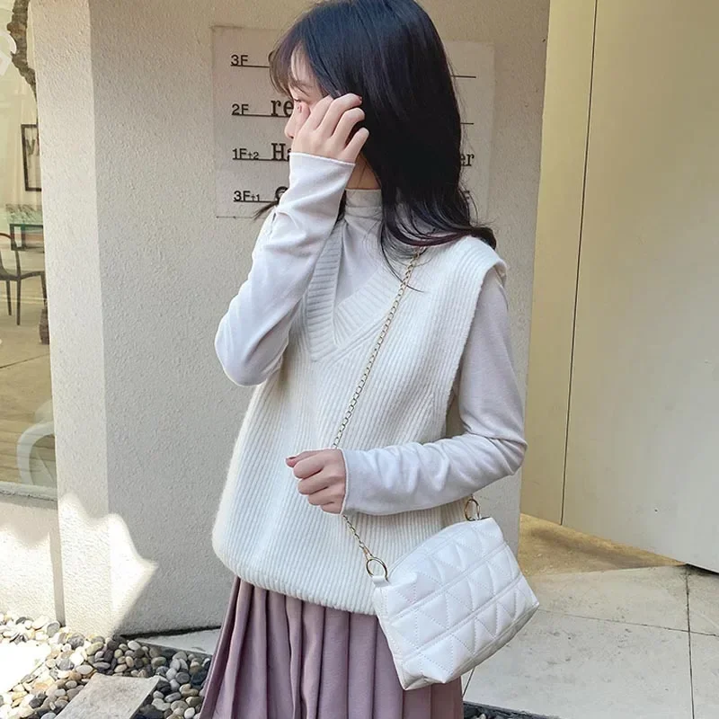 2023 New Fashion Embroidered Bag Rhombic Chain Female Bag Leisure Small Fresh Small Bag Shoulder Messenger Bag Mobile Phone Bag