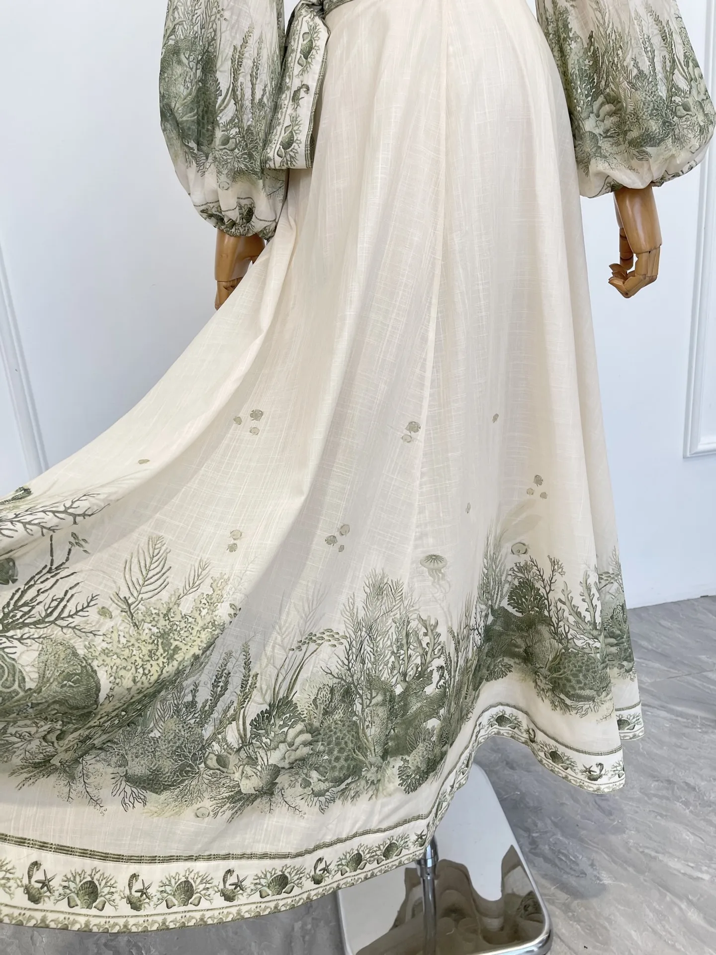 فستان نسائي أبيض وأخضر بنمط نباتي مطبوع بأكمام طويلة فستان متوسط الطول من القطن عالي الجودة