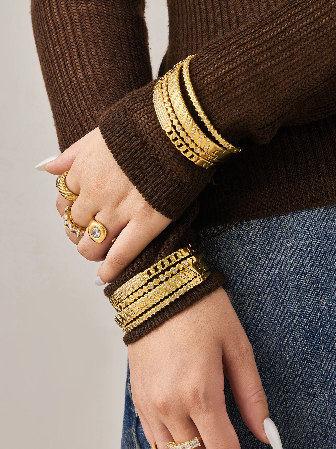 Zierliche CZ Kubikzirkonia Armreifen Edelstahl-Armreifen für Frauen 18k Vergoldete Armreifen mit Mehrfach-Zirkon-Einlage – Detail 1