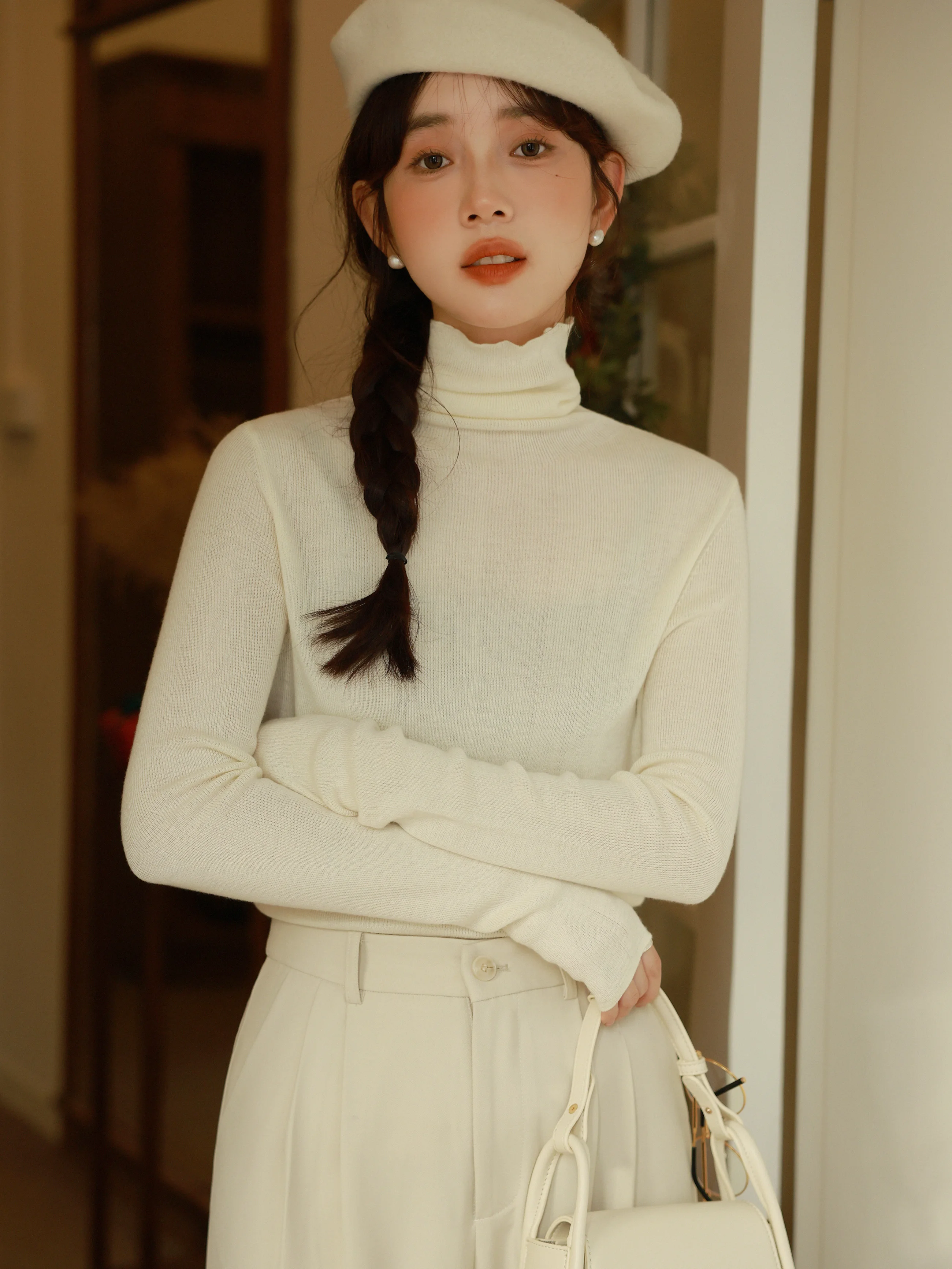 Damski golf, dopasowany krój, miękki, prążkowany, elegancki sweter z wysokim dekoltem, idealny na jesień i wiosnę, podkreślający figurę i lekki, jako warstwa bazowa.