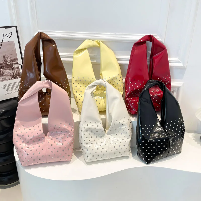 الجانب الأيسر المسامير تصميم فاسق نمط بولي Leather حقائب جلدية تحت الإبط للنساء 2025 الاتجاه الجديد حقيبة كتف الإناث حقائب اليد والمحافظ