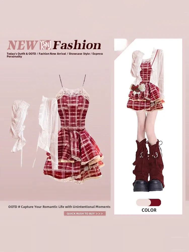 

Комплект из двух предметов: укороченный вязаный кардиган и красное платье в клетку на бретельках Pure Desire. Модный женский ансамбль для весны и лета.