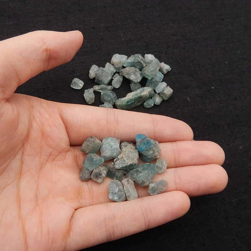 

Blue Apatite Crystal Loose Beads 30.5g Natural Healing Crystal Pendant Fashion Jewelry 30x15x1mm Size