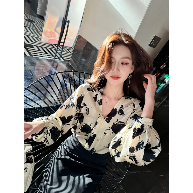 Women Autumn Fashion Temperament Loose Printing V-neck Long Sleeve Chiffon Shirts Women Clothes Simplicity All-match Trend Tops