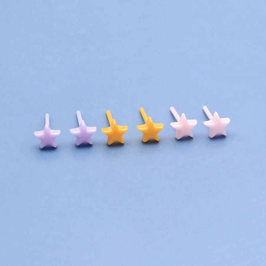 Pendientes de cerámica, ideales para el cuidado de la piel y para el piercing de la oreja. Disponibles en azul, blanco y negro, con diseño de estrella. No causan alergias.