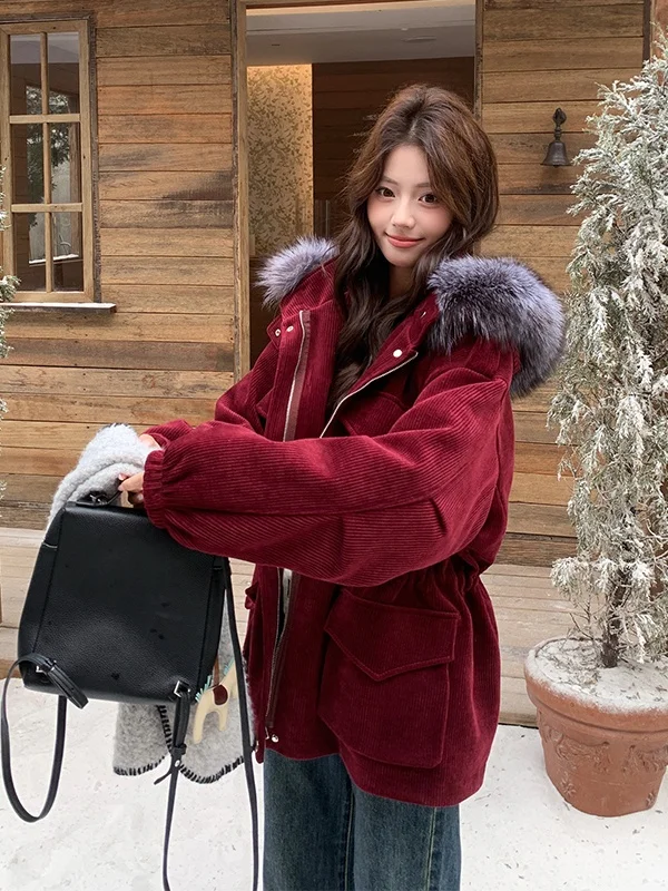 معطف نسائي من القطيفة بلون النبيذ الأحمر مع ياقة فرو كبيرة وخصر ضيق للتدفئة