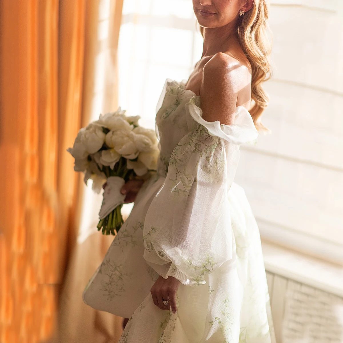 فستان زفاف صغير أخضر بأكمام طويلة أسقف أوراق شجر طباعة الأورجانزا Ruched بدون حمالات مخصص كشكش زي العرائس ذيل قابل للانفصال