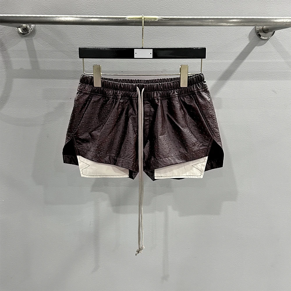 

Новые женские шорты из искусственной кожи с текстурой под страуса, имитация двухслойности, с эластичным поясом на шнурке, повседневные мини-шорты, уличный стиль, 2026 год